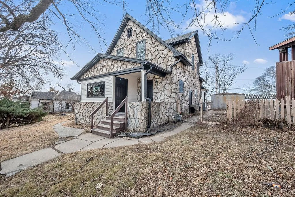 108 S 17th St photo 2