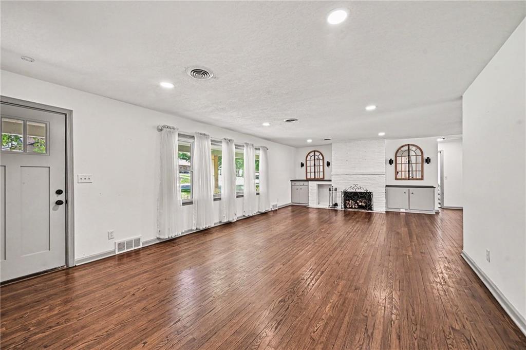 613 E Red Road photo 3