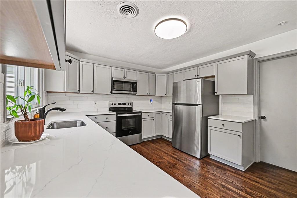 613 E Red Road photo 8