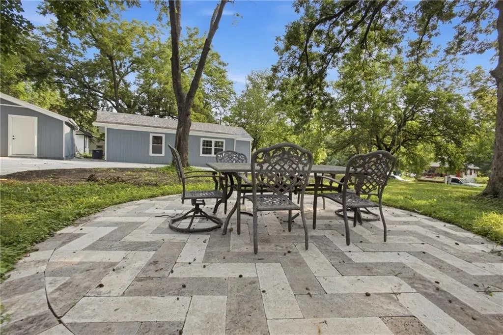 6818 Agnes Ave photo 4